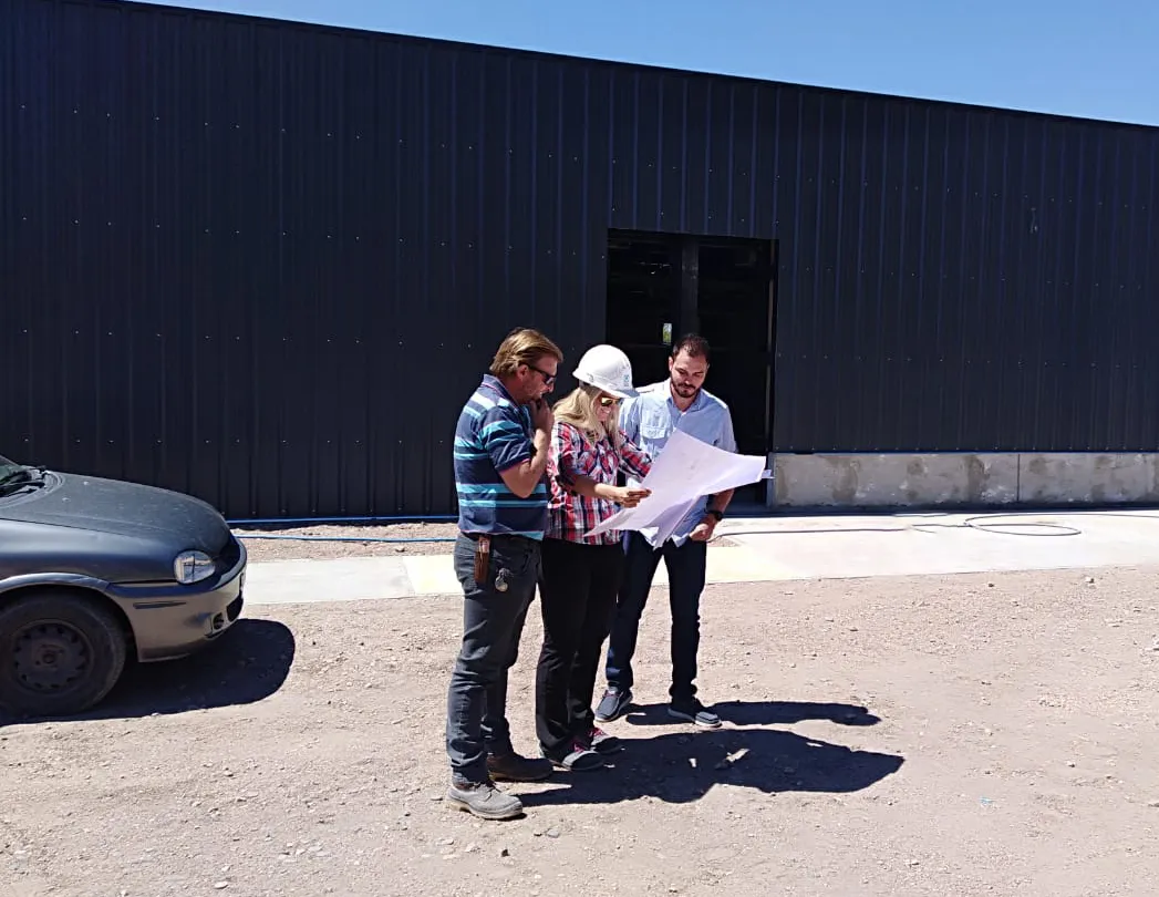 equipo-obra-arquitecto arquitecta y equipo en obra